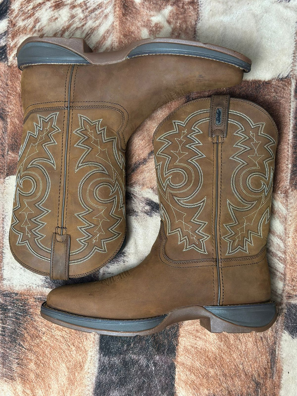 BOTA IMPORTADA DURANGO REBEL, MARROM CAMURÇA — D4443