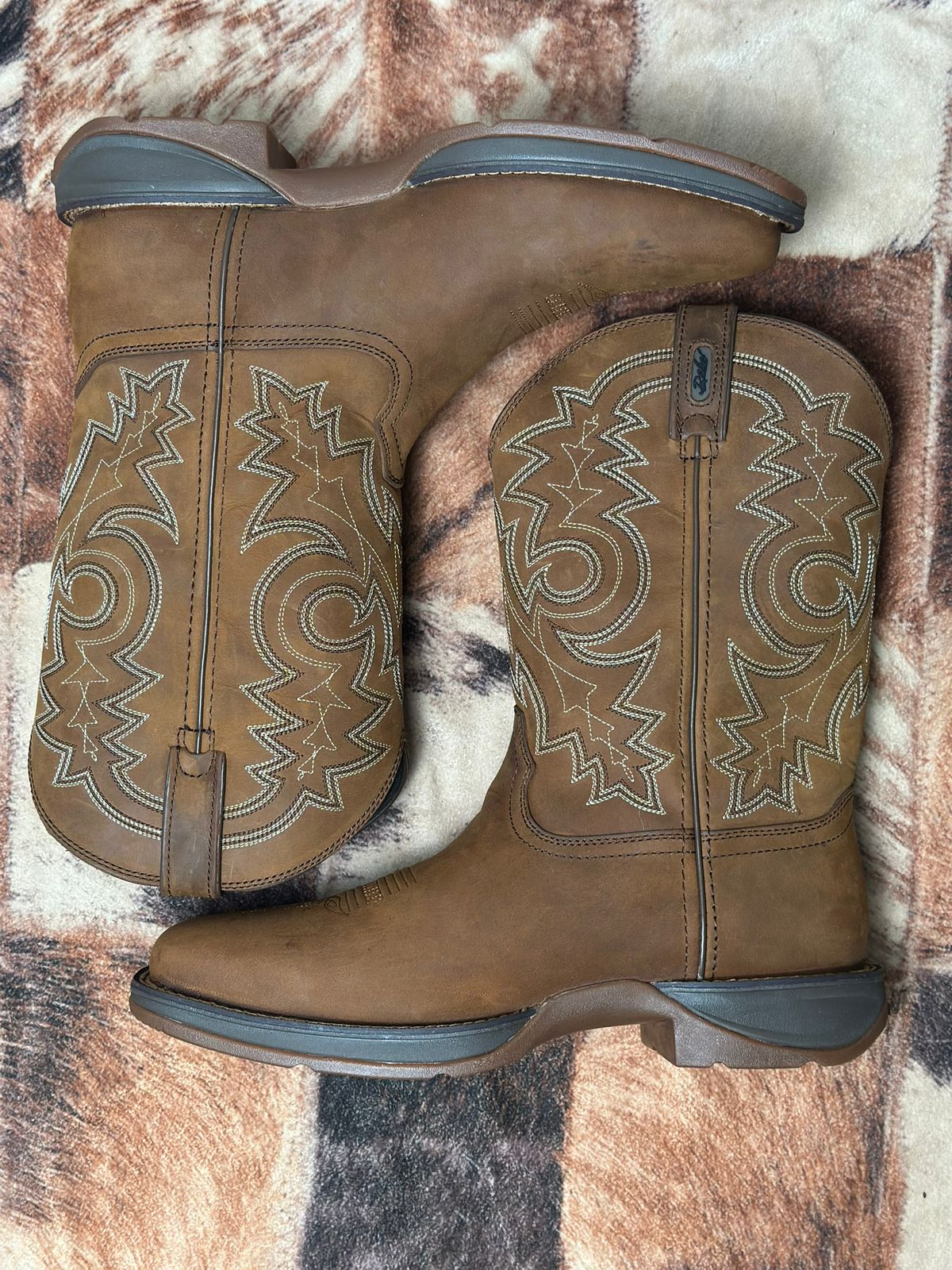 BOTA IMPORTADA DURANGO REBEL, MARROM CAMURÇA — D4443